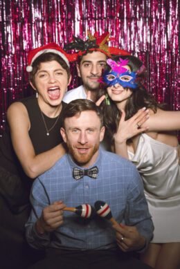 fun-foto-booths-indy-photo-booth-rentals-indianapolis-friends-posing-together-photobooth